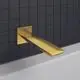 Wandauslauf in Brushed Gold, montiert an einer zweidimensionalen Wand mit quadratischen Fliesen, mit klaren Linien. Ideal Standard-Logo auf der Montageplatte sichtbar.